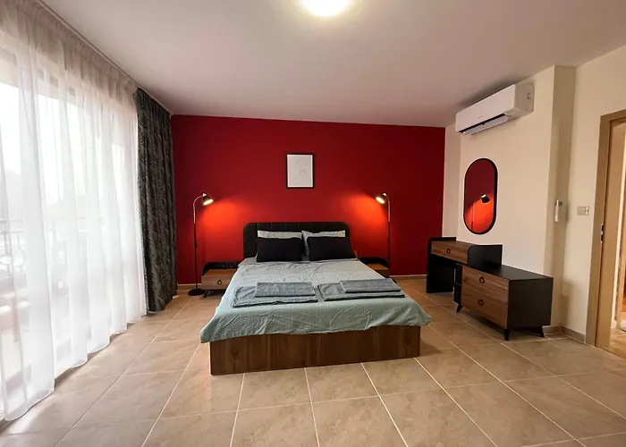 River Park 2 Bedroom Νεσέμπαρ